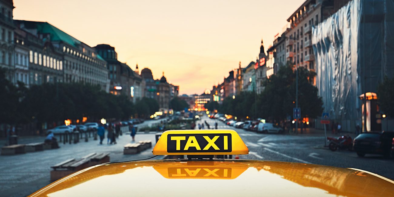 Nach einem Unfall kann man sich prinzipiell die Kosten für ein Mietfahrzeug von der gegnerischen Haftpflichtversicherung erstatten lassen.